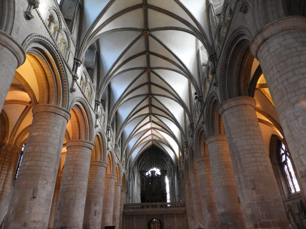 Exploring Gloucester Cathedral: blogger meet up! - loopyloulaura